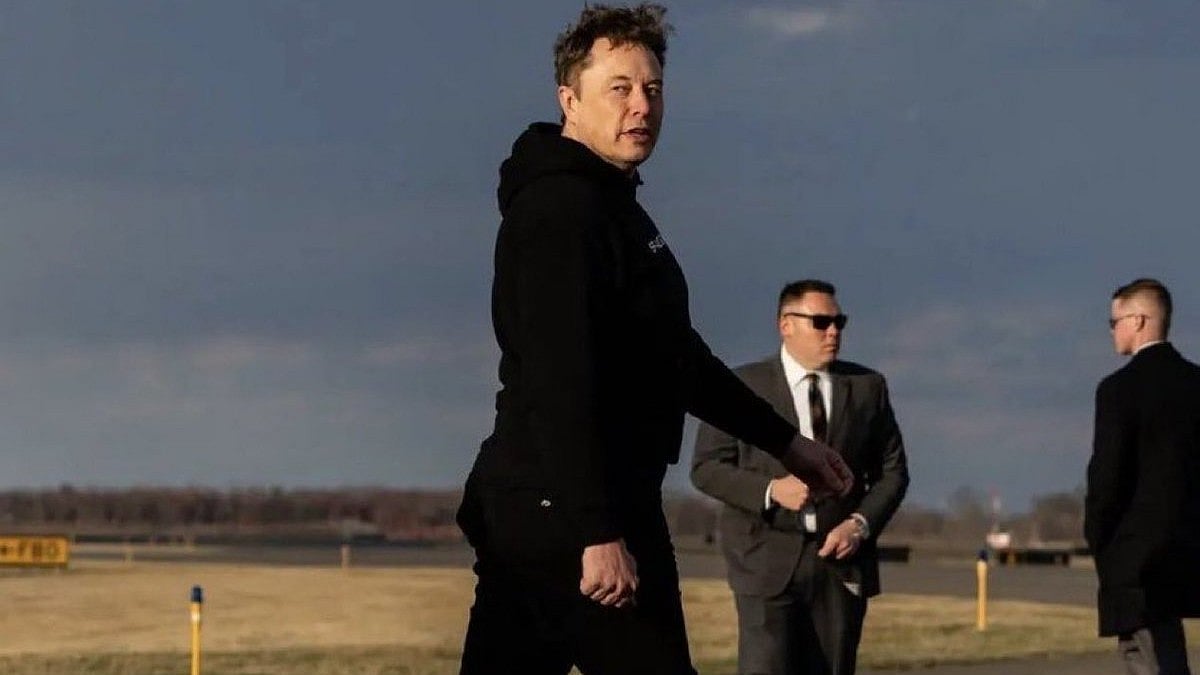 Elon Musk heads out of the White House and... into the sunset?