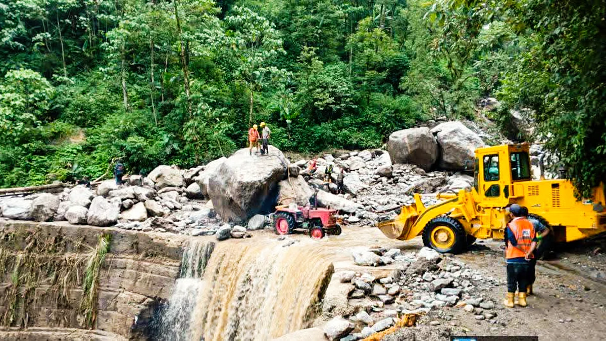 BRO personnel clear debris following landslides triggered by heavy rains in North Sikkim (photo: PTI)