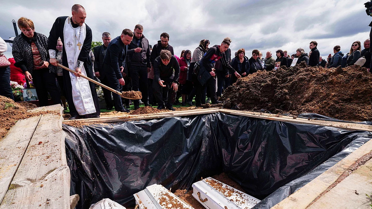 Funeral for Tamara (8), Stanislav (12) & Roman (17) Martyniuk, killed in a Russian strike (photo: AP/PTI)