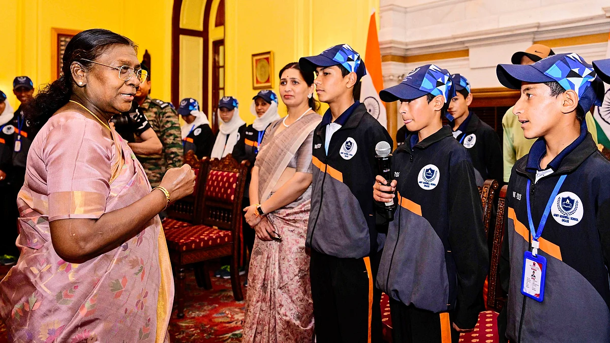President Droupadi Murmu interacts with students from Dras, Ladakh (photo: @rashtrapatibhvn/X)