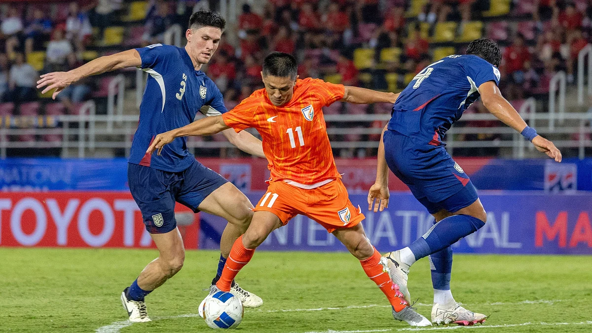 Sunil Chhetri being hemmed in by two Thailand players on 4 June (photo: AIFF)