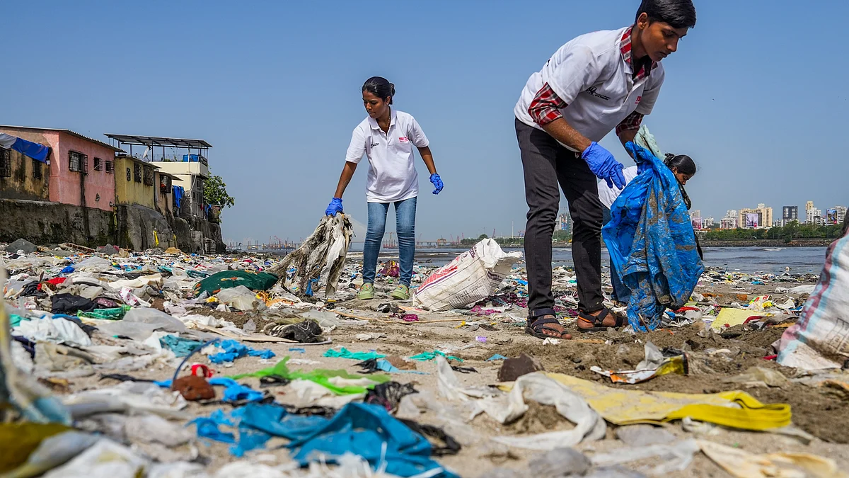Volunteers in Mumbai work to clean up the mess on Mahim beach  