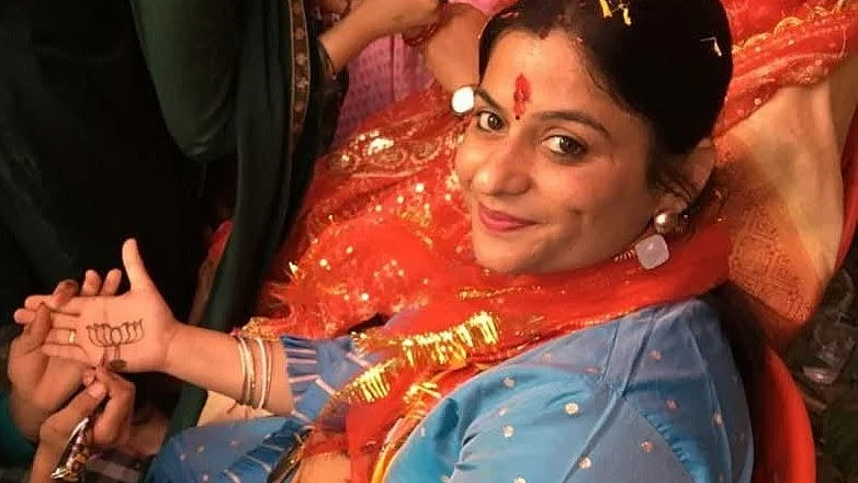 Anamika Sharma, (former?) president of the BJP Mahila Morcha in Haridwar, gets a mehendi lotus