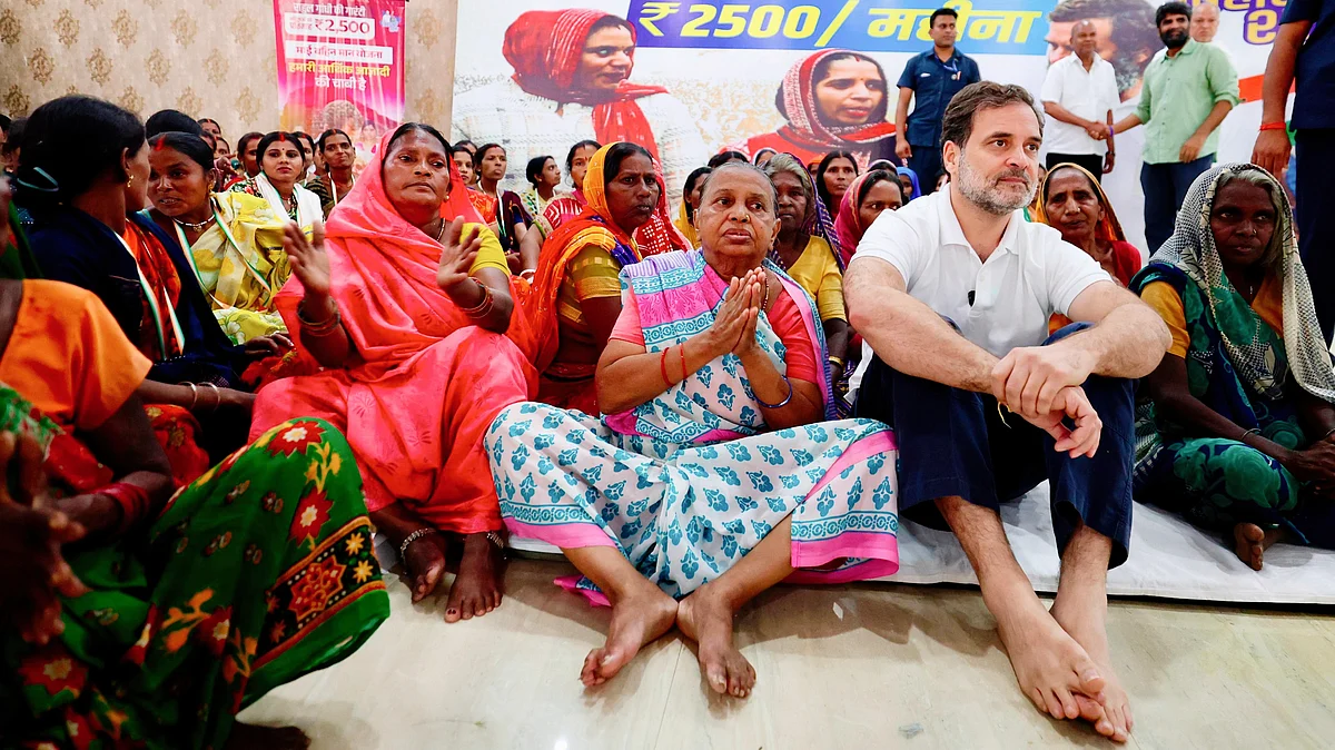 Rahul Gandhi meets women in Gayaji (photo: PTI)