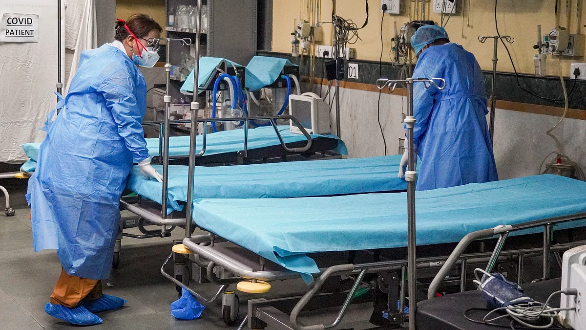 Medical officials set up beds for COVID-19 patients in New Delhi on 5 June (photo: PTI)