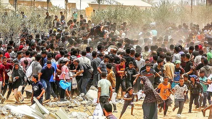 The mad rush for food in Gaza (photo: @swilkinsonbc/X)