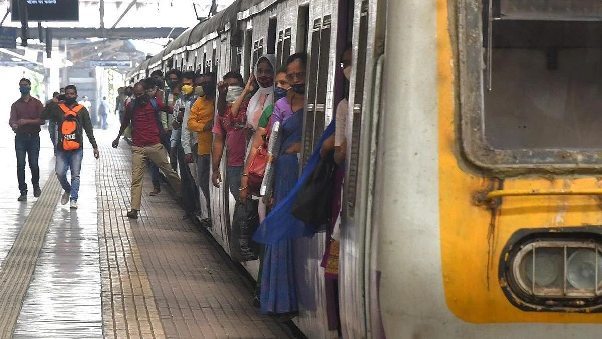 Representative image of Mumbai local train (photo: @khab_resh/X)