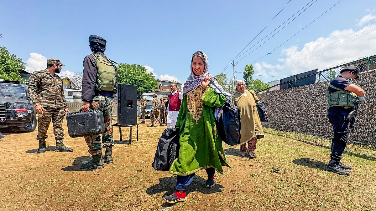 Army distributes kits to the Gujjar-Bakarwal community to help during the Amarnath Yatra (photo: PTI)