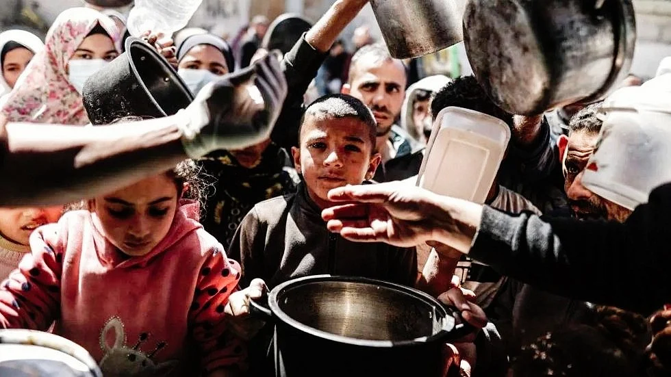 File photo of aid distribution in Gaza (photo: @KyleAnzalone_/X)