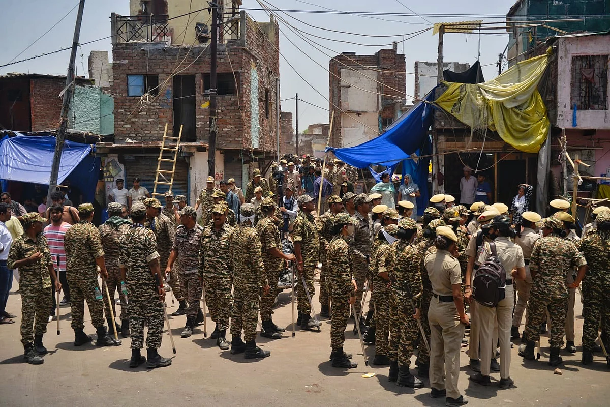 The strong police and security presence at the camp (photo: Vipin/NH)
