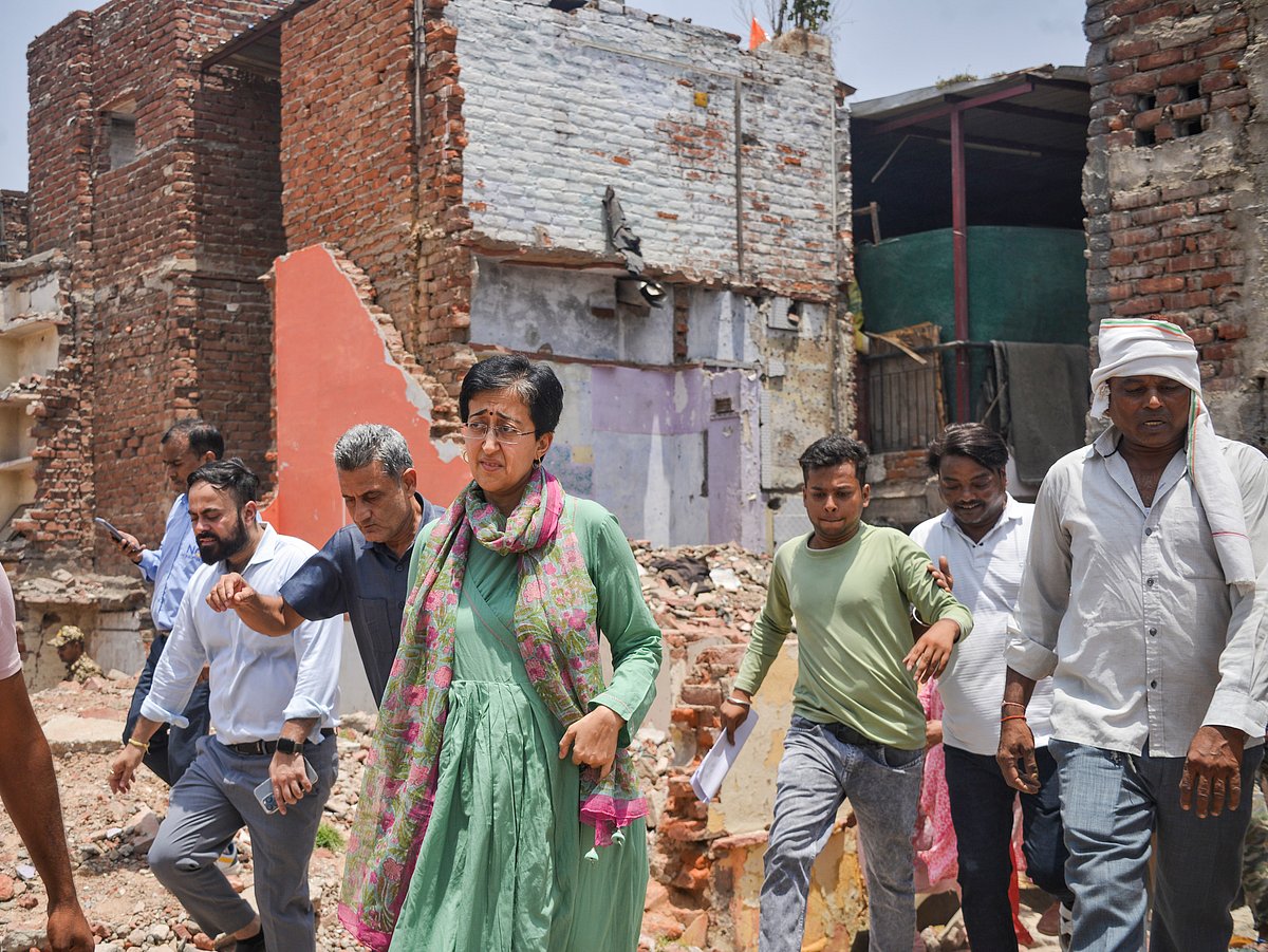 Atishi visits the Bhoomiheen Camp in Delhi on the eve of its ordered demolition
