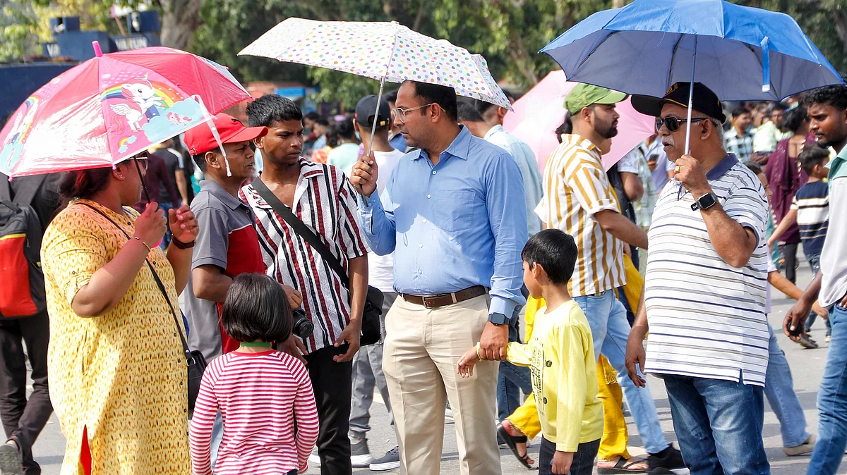 People protect themselves from heat in New Delhi on 8 June (photo: IANS)
