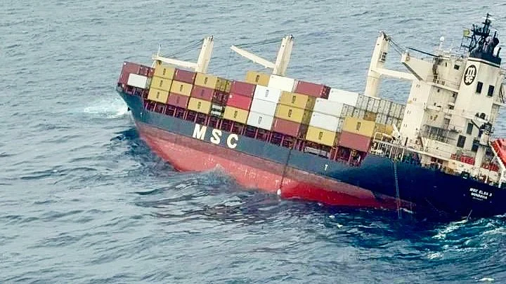 The sinking MSC Elsa 3 (photo: @IndiaCoastGuard/X)