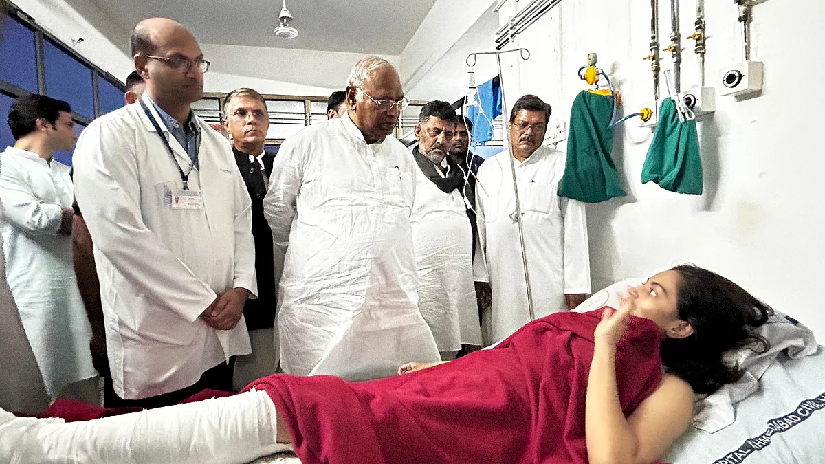 Kharge and other Congress leaders at Ahmedabad Civil Hospital on Saturday, 14 June 2025