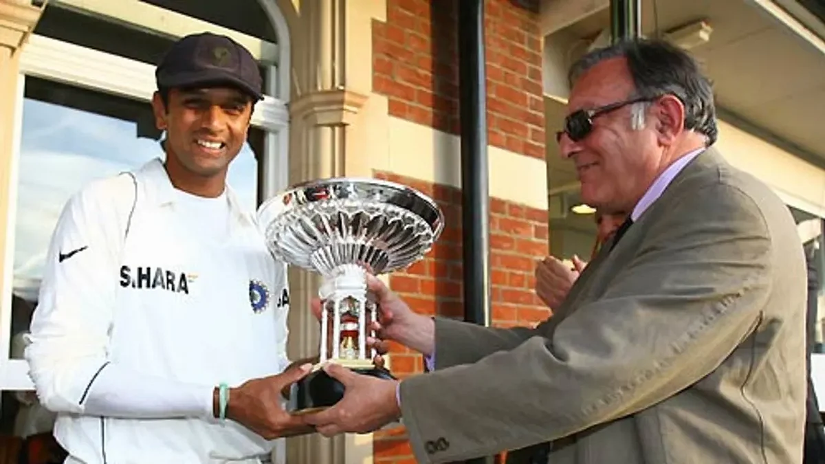 Mansoor Ali Khan Pataudi hands the Pataudi Trophy to India captain Rahul Dravid in 2007