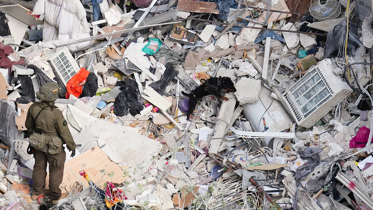 Israeli military look for survivors in Tel Aviv residential area hit by a missile (photo: .AP/PTI)
