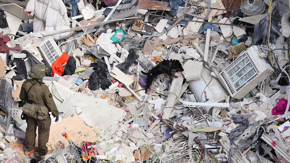 Israeli military look for survivors in Tel Aviv residential area hit by a missile (photo: .AP/PTI)