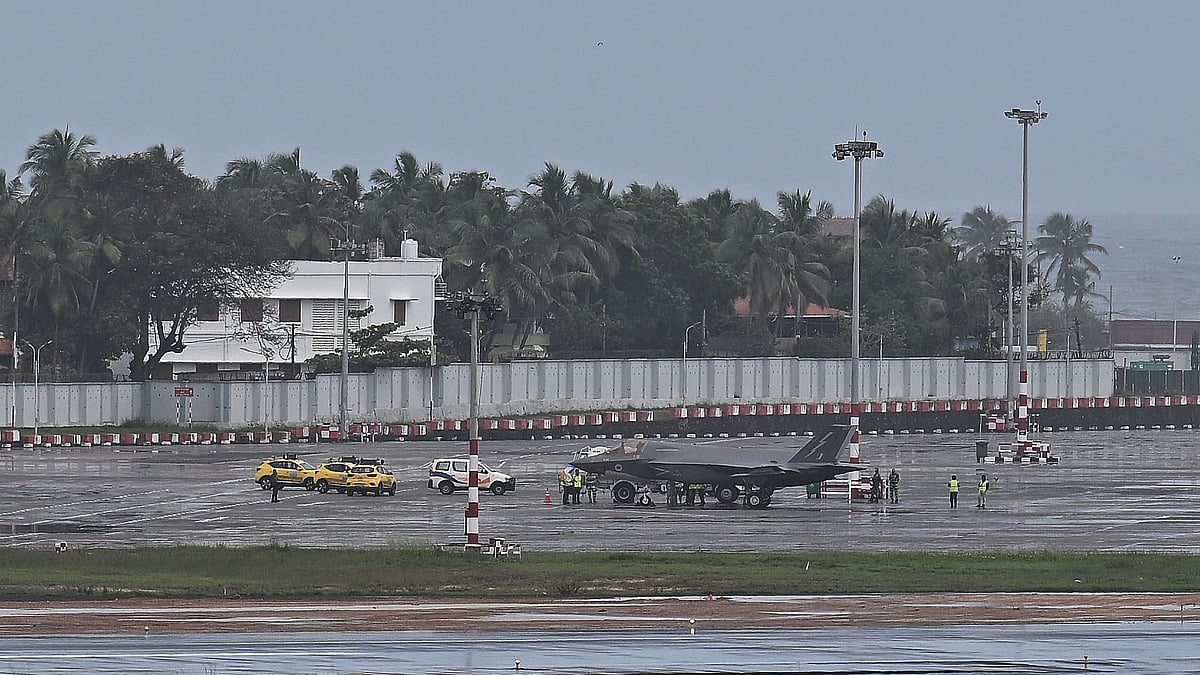 UK Royal Air Force F-35 fighter jet at Thiruvananthapuram Airport (photo: @vasishtanagalla/X)