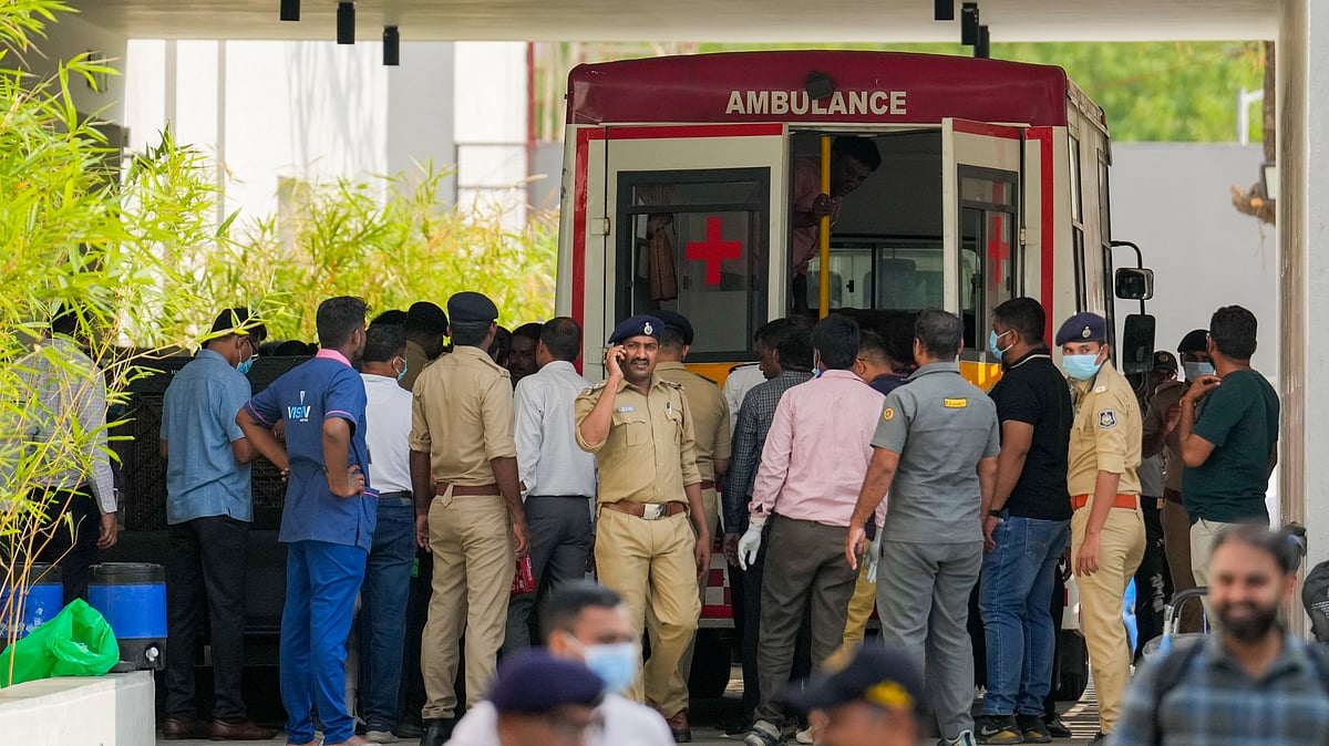 Medics, police personnel outside mortuary of a hospital in Ahmedabad on 15 June (photo: PTI)