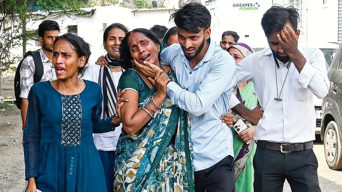 The grieving family of Rahul Gupta, a victim of the Mumbra train accident (photo: Getty Images)