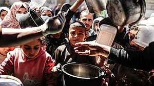 File photo of aid distribution in Gaza (photo: @KyleAnzalone_/X)