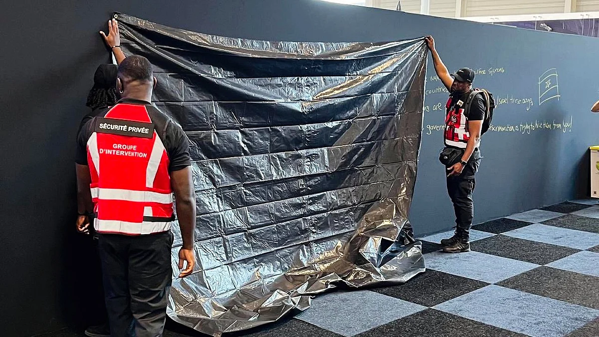 Staff attempt to cover up graffiti on the partition (photo: @USAopens/X)