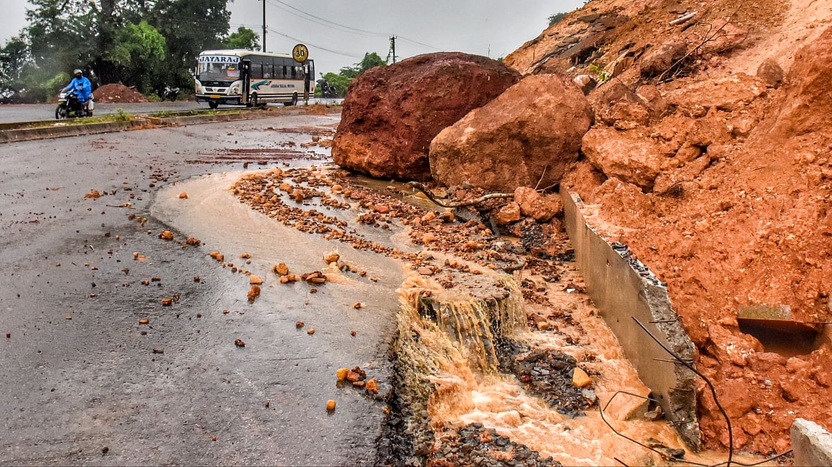Landslide near Kettikallu along National Highway-169 near Mangaluru on 15 June (photo: PTI)