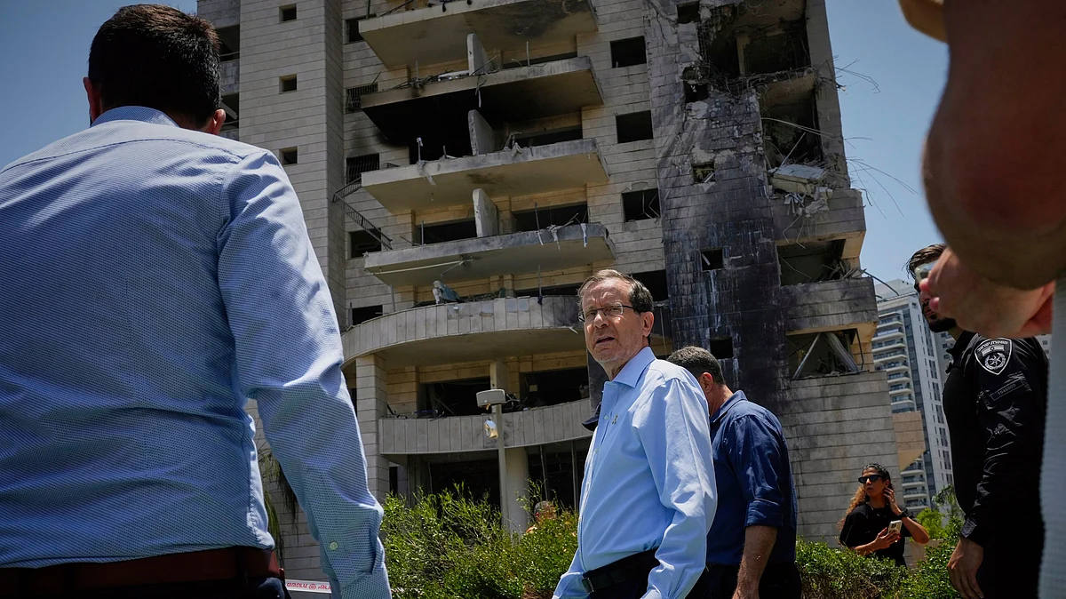 Israeli President Isaac Herzog at a building struck by a missile in Petah Tikva (photo: AP/PTI)