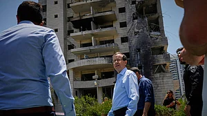 Israeli President Isaac Herzog at a building struck by a missile in Petah Tikva (photo: AP/PTI)