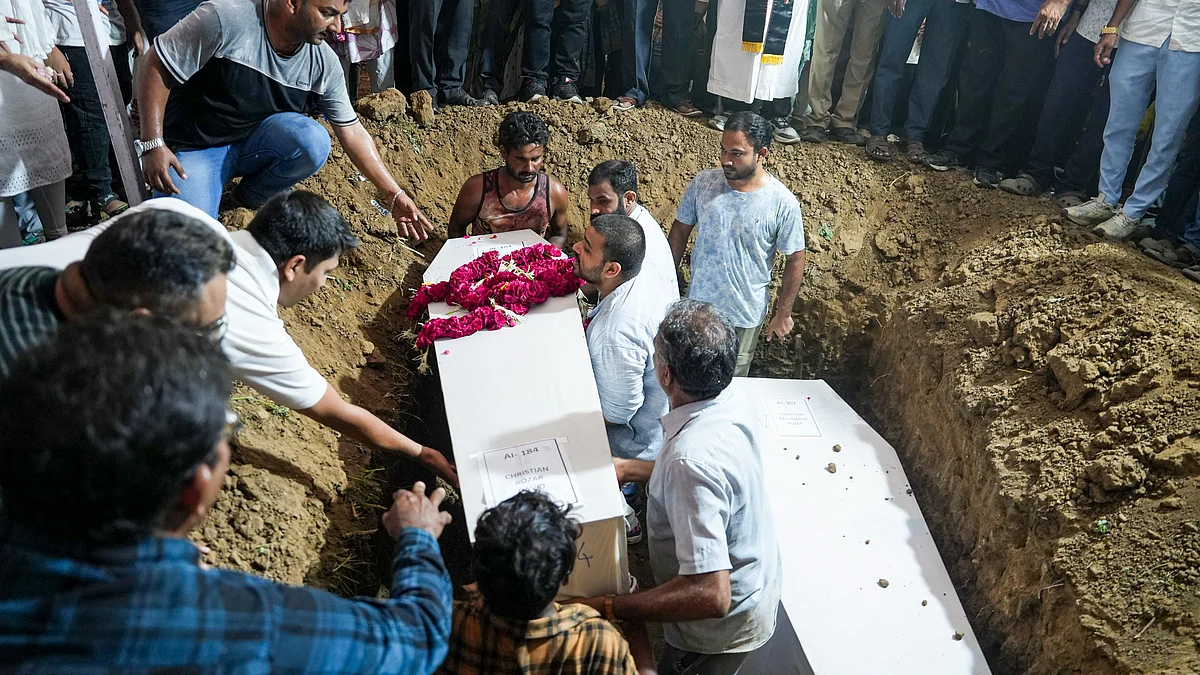 Relatives bury moral remains of AI plane crash victims on 15 June (photo: PTI)