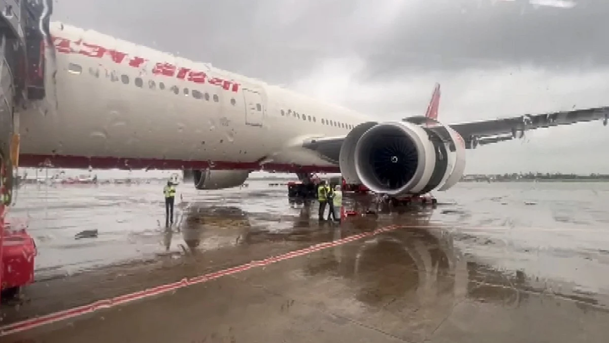 Air India flight from San Francisco to Mumbai during a scheduled halt in Kolkata on 17 June (photo: PTI)