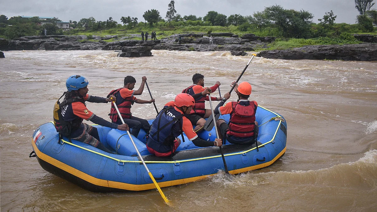 Rescue personnel search for bodies  in the Indrayani river near Pune.(photo: PTI)