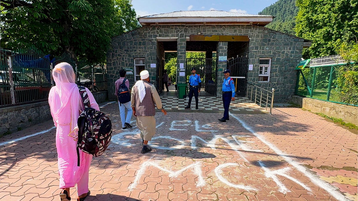 Visitors arrive at Botanical Garden, Kokernag, in Anantnag, June 17 2025 (photo: PTI)