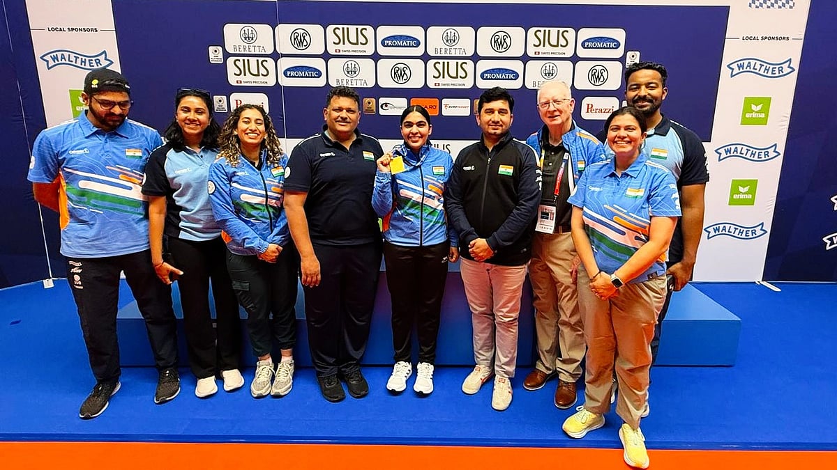 Suruchi Phogat (centre) shows off her gold along with teammates of the Pistol team in Munich