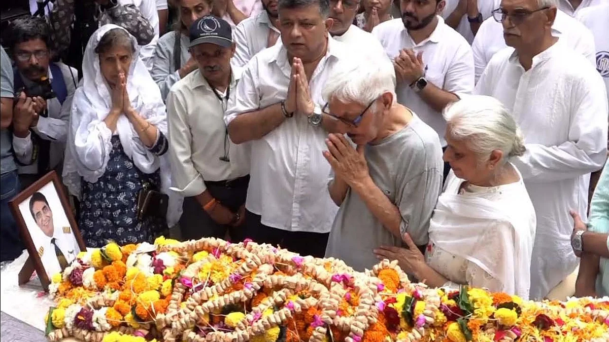 Pushkaraj Sabharwal, father of  Capt. Sumeet Sabharwal, at the  funeral in Mumbai (photo: PTI)