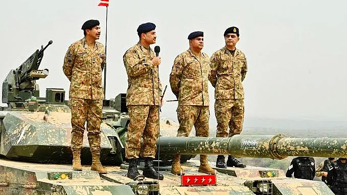 Field Marshal Asim Munir (centre, photo courtesy: @iamoeez_/X) 