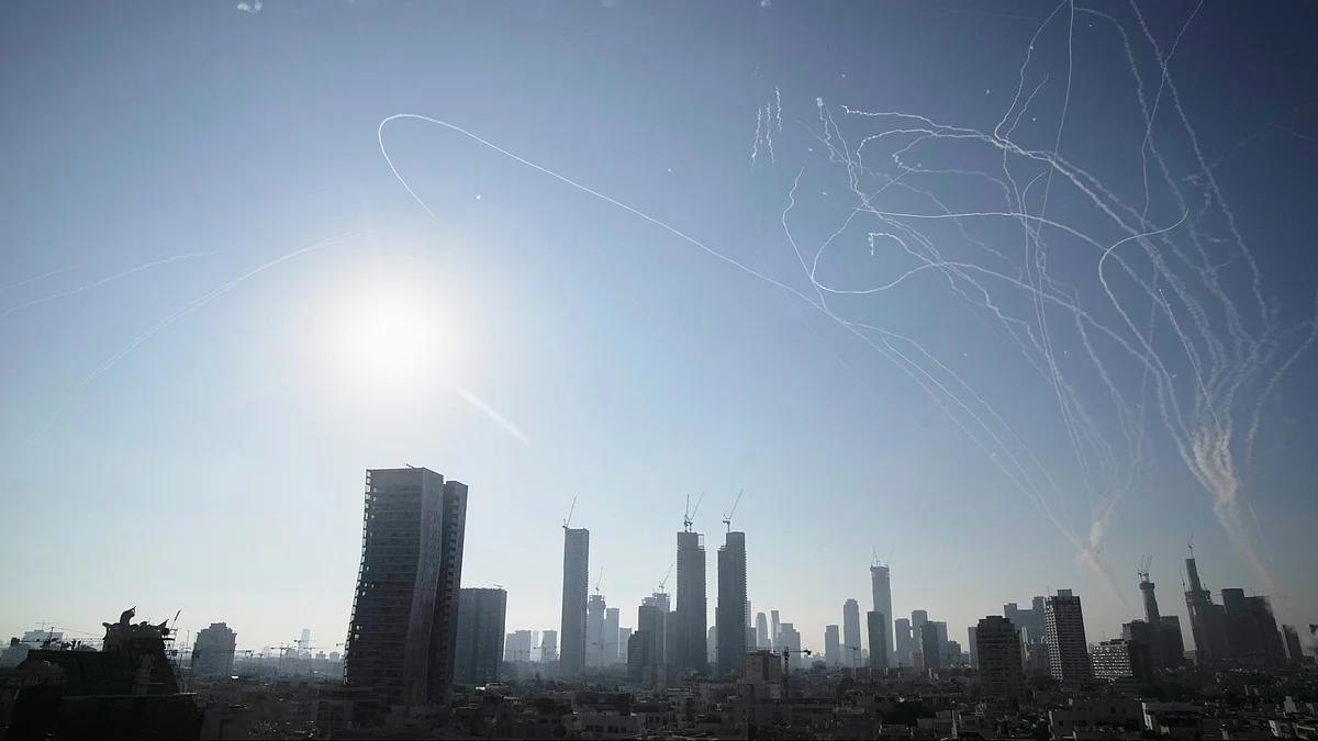 Israeli air defense system fires to intercept Iranian missiles over Tel Aviv on 19 June (photo: AP/PTI)
