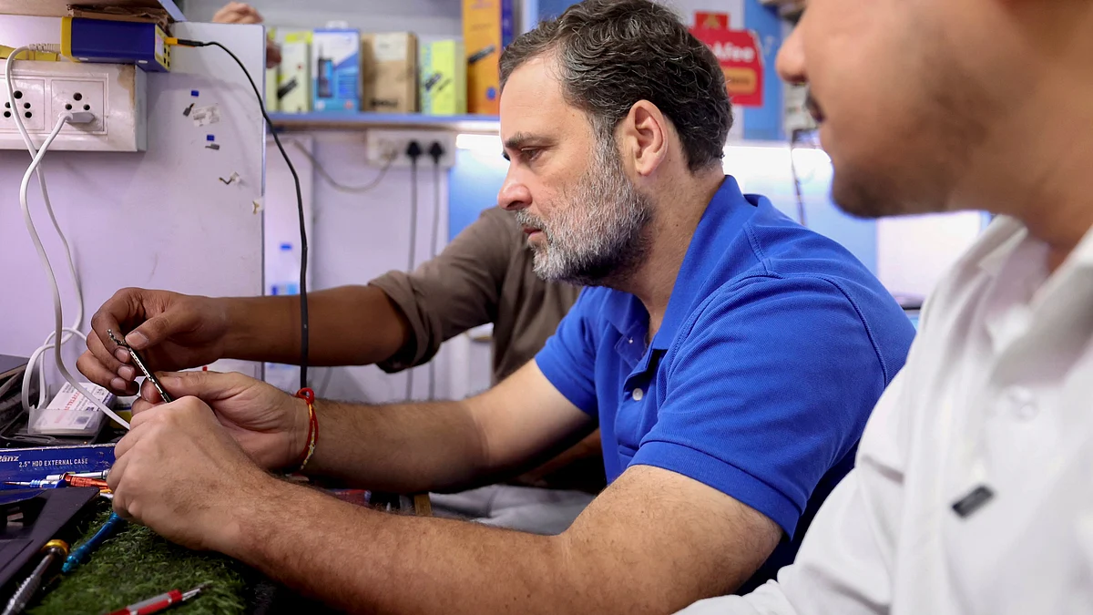 Rahul Gandhi interacts with electronics technicians in New Delhi on 21 June (photo: PTI)