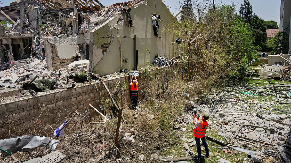 A technician at the site of a direct Iranian missile strike in Tel Aviv, Sunday, 22 June (photo: AP/PTI)