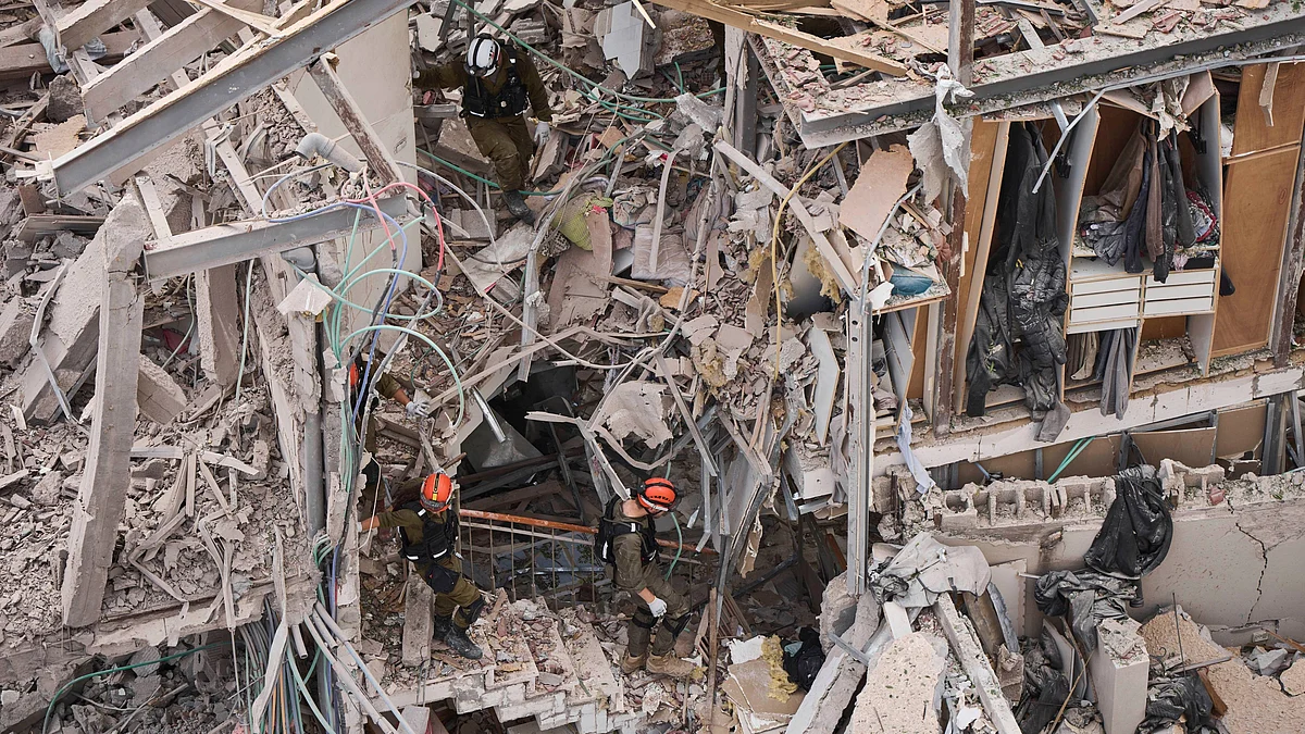 Rescue workers in Tel Aviv on 22 June (photo: AP/PTI)
