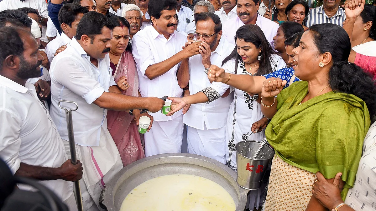 Congress workers celebrate the victory of Aryadan Shoukath in Nilambur Assembly by-election (photo: PTI)