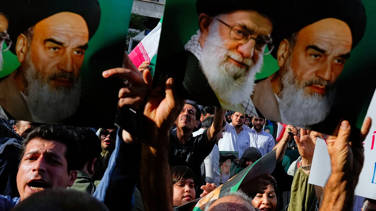 File photo of protesters with posters of Ayatollah Ali Khamenei and late Ayatollah Khomeini