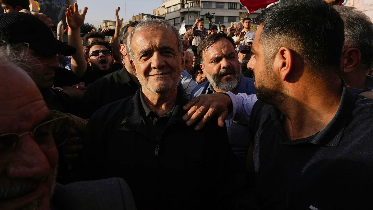 Iranian President Masoud Pezeshkian attends an anti-US rally in Tehran (photo: AP/PTI)