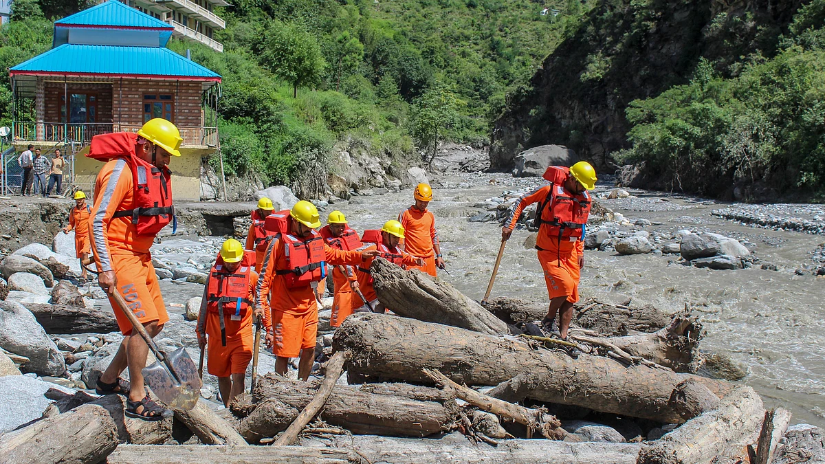 Search operation underway for missing people in Kullu district on 26 June (photo: PTI)