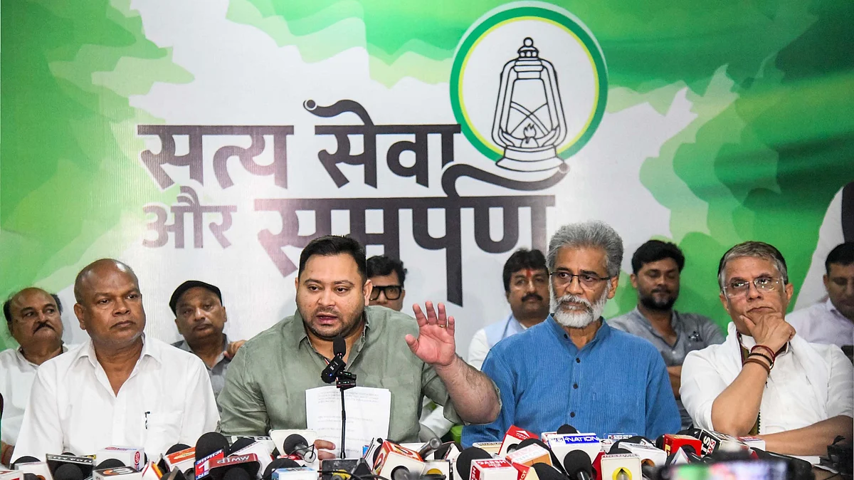 Tejashwi Yadav with Congress and CPI(ML) leaders in Patna (photo: PTI)