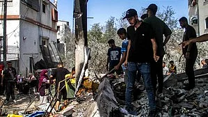 Palestinians look for their belongings after Israeli airstrikes in Gaza (photo: IANS)