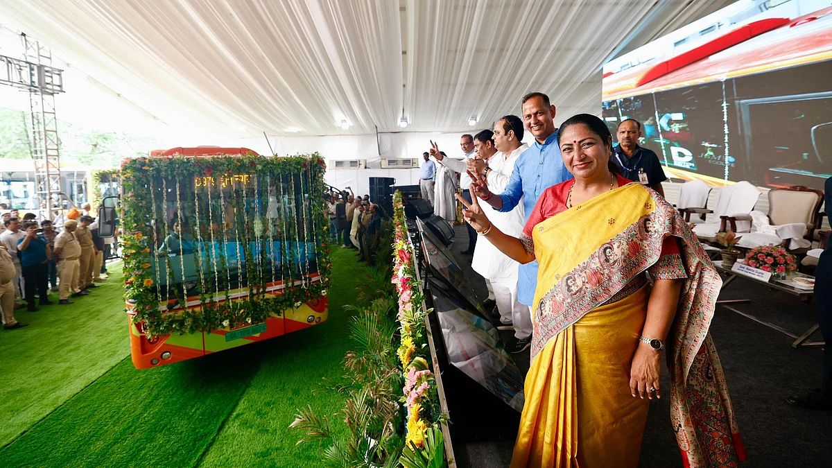 CM Rekha Gupta flags off a new fleet of electric buses (photo: @airnewsalerts/X)