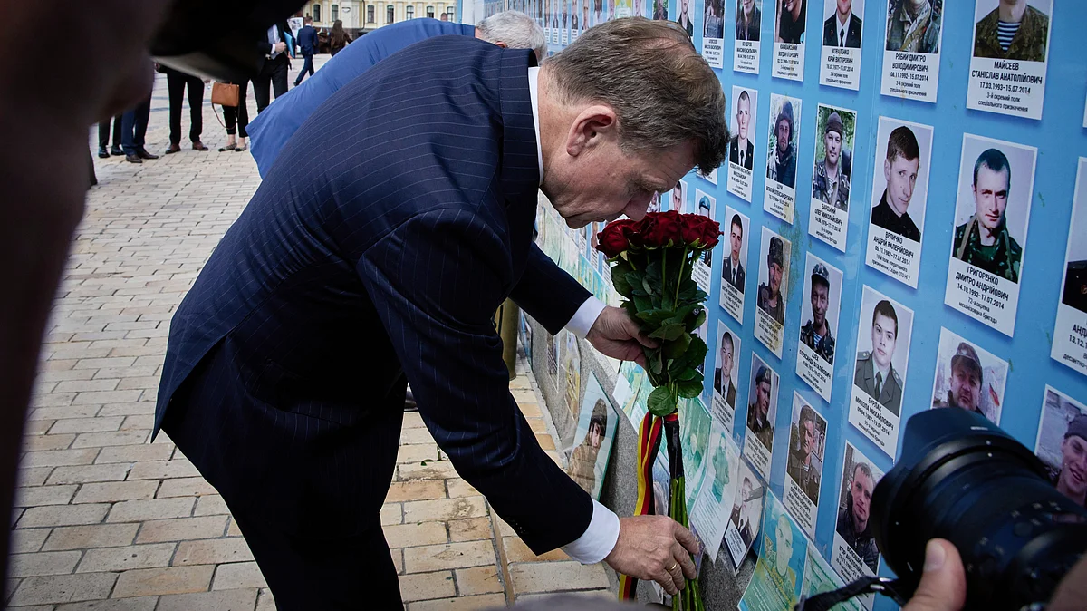 Germany's foreign minister attends a ceremony for fallen defenders of Ukraine (photo: AP/PTI)