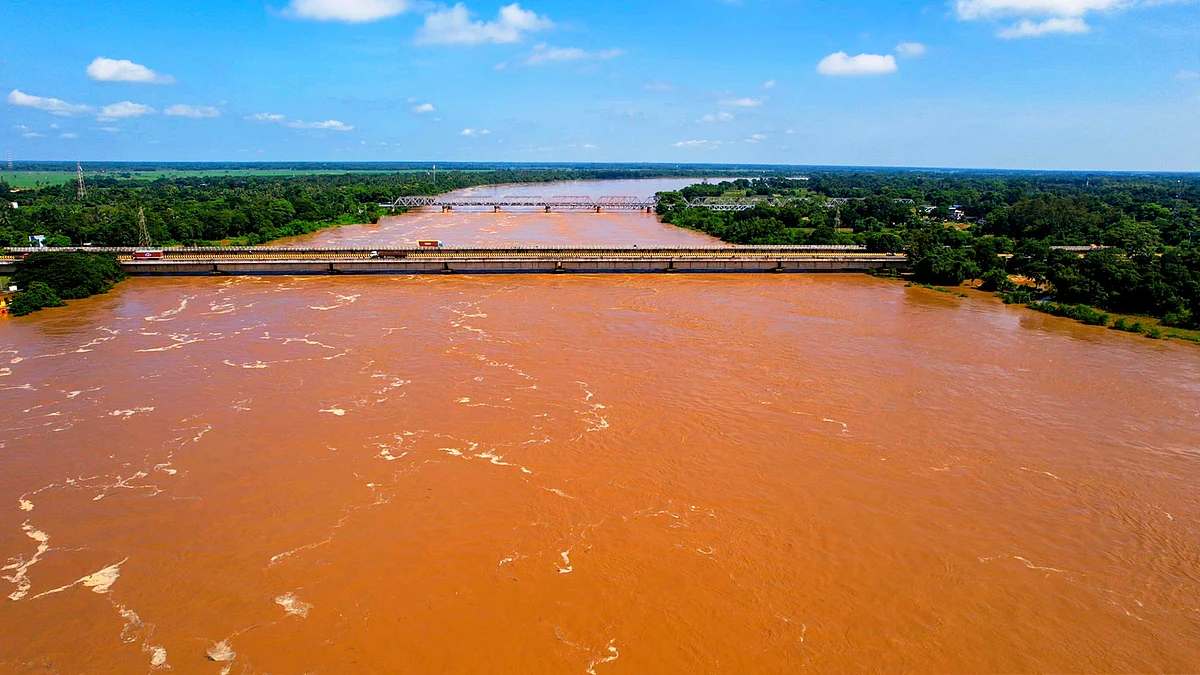 A swollen Subarnarekha after the release of water from Chandil dam following heavy rains (photo: PTI)
