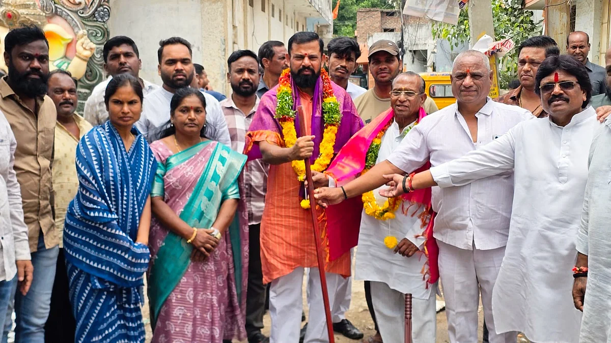 T. Raja Singh (centre. source: @TigerRajaSingh/X) 